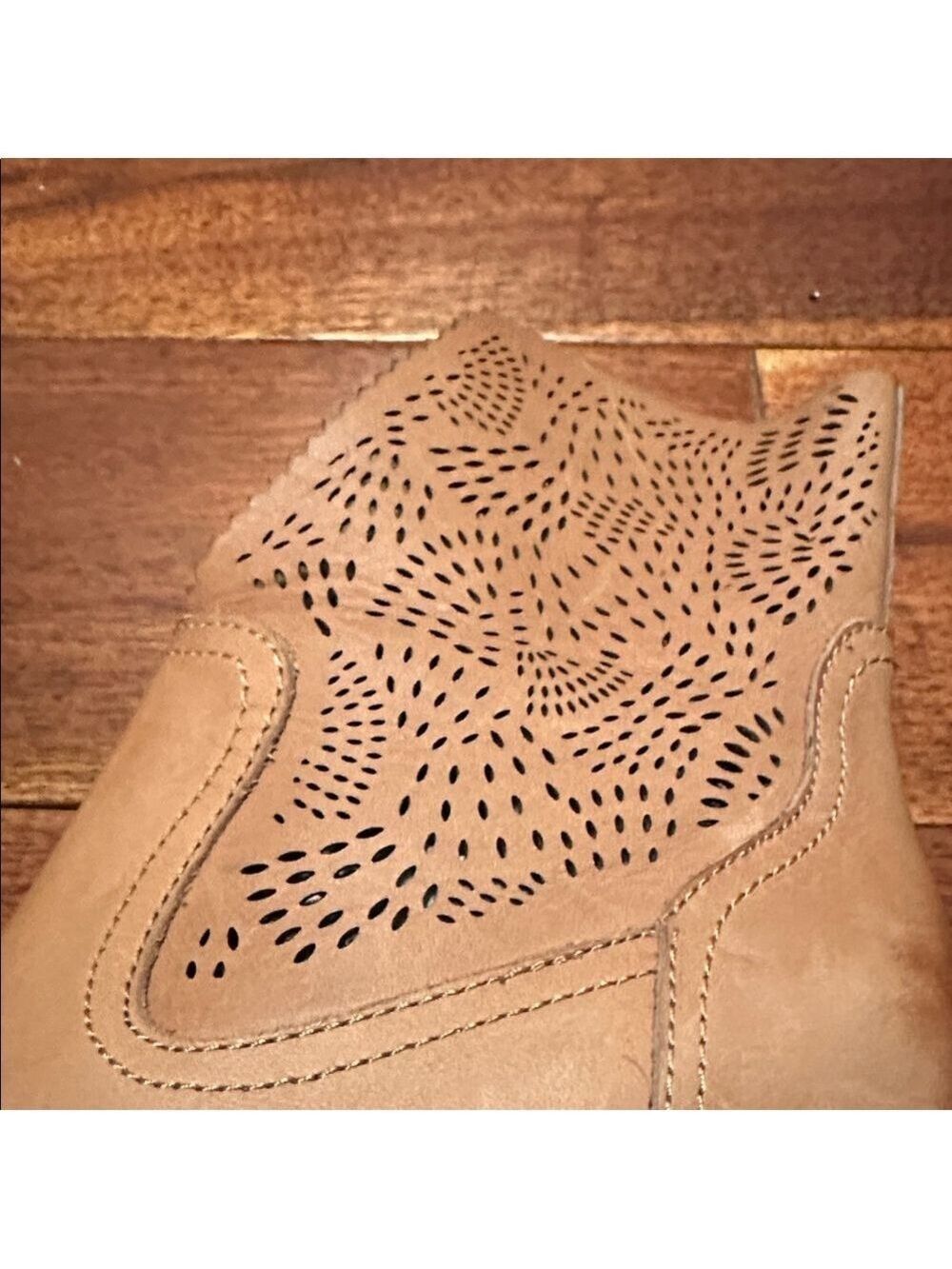 UGG Women’s Thames Seaweed Perf Sun Tan Leather Bootie Size 6 - Picture 10 of 12